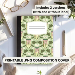 Peut inclure: Cahier de composition avec une couverture vert clair ornée d'un motif de bocaux de cornichons, de cornichons et de fleurs blanches. Le cahier a un dos noir et une zone d'étiquette blanche. Le texte "PRINTABLE .PNG COMPOSITION COVER" est en bas.