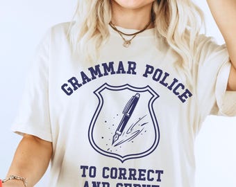 La policía gramatical corrige y sirve a la Sociedad de la Coma de Oxford. Chicas guapas leen libros. Camiseta de puntuación de bibliotecaria. Camiseta divertida de gramática para escritores.
