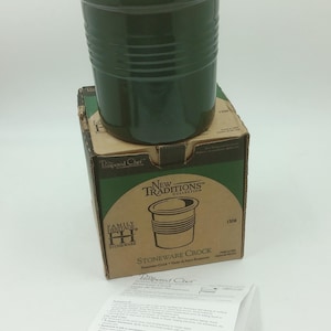Peut inclure: Un pot en grès vert foncé avec un bord intérieur blanc, posé sur sa boîte en carton d'origine étiquetée New Traditions Collection et Family Heritage Stoneware par Pampered Chef, accompagné d'une fiche d'instructions imprimée blanche.