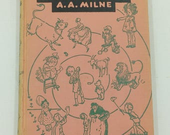Puede incluir: Una portada de libro vintage con fondo rosa e ilustraciones verdes. El título es "When We Were Very Young" de A.A. Milne.