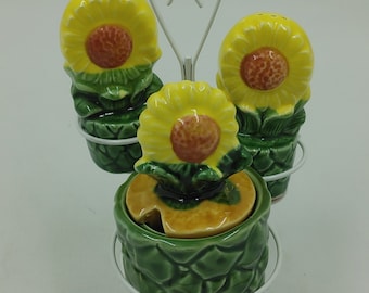 ヴィンテージの花柄セラミック製ソルト＆ペッパーシェーカー（フリル