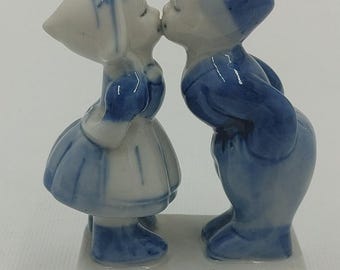 VINTAGE Porcelain Delft Royal Blue Dutch Boy & Girl Kissing Figurine ...