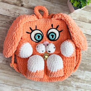 Handgemachter Korallen Häschen Häkelrucksack - Plüsch-Chenille-Tasche mit weißen Pfoten und langen Ohren, weicher Kleinkind-Tierrucksack
