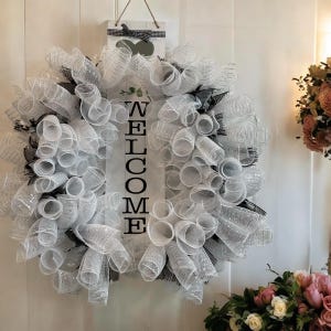 18-inch Elegant Black and White Mesh &#39;Welcome&#39; Wreath with Ribbons - Modern Farmhouse Decor
