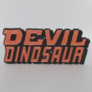 Segno del logo stampato in 3D con dinosauro diavolo, mensola da parete, arte