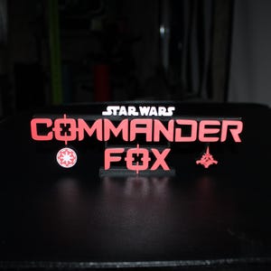 Segno del logo stampato in 3D del comandante Fox, mensola da scrivania