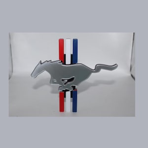 Logo stampato in 3D della Ford Mustang