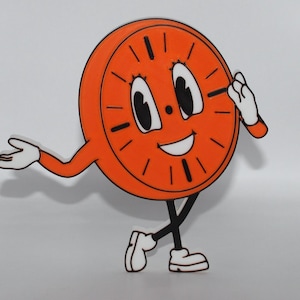 Puede incluir: Personaje de reloj de dibujos animados naranja con detalles negros, guantes y zapatos blancos. El reloj tiene una cara sonriente y posa con un brazo extendido y el otro levantado. El fondo es blanco.