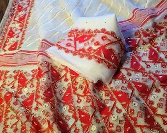 Karchupi Jamdani Sari blanco-rojo: Hand Aari Double Bead Cutdana Dhakai Jamdani Sari con pieza de blusa