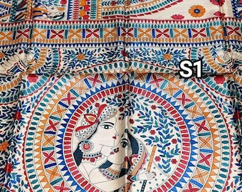 以下が含まれることがあります： クリーム色のシルクサリーに、カラフルな手描き模様が施されています。デザインは、中央に2つの図形があり、その周りを花柄と幾何学模様が囲んでいます。サリーには、同様のデザインのボーダーも付いています。