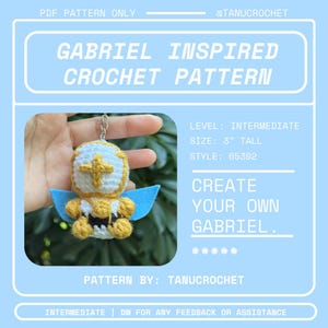 Op de afbeelding: Een haakpatroon voor een op Gabriel geïnspireerd ontwerp. Het eindproduct is ongeveer 7,6 cm hoog. Het patroon is voor een gemiddeld niveau. De afbeelding toont een afgewerkte gehaakte Gabriel met blauwe vleugels en een gouden kruis.