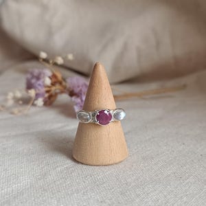 Anillo con rubí y piedra luna