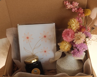 Caja de regalo con arreglo de flores secas para mamá
