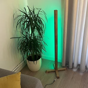 Ręcznie robiona drewniana lampa podłogowa RGB Neon LED | Minimalistyczna lampa narożna z pilotem | Naturalne oświetlenie nastrojowe z drewna