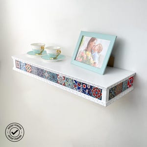 Ręcznie wykonana wisząca półka z płytek ceramicznych, półka ścienna w stylu śródziemnomorskim, opcjonalna półka z oświetleniem LED, biała wisząca półka, wyjątkowa dekoracja ścienna