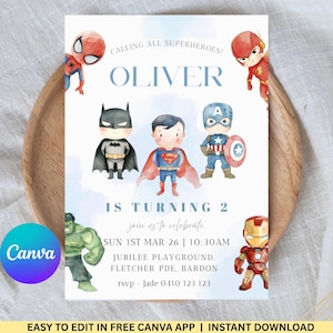Może przedstawiać: Zaproszenie urodzinowe z motywem superbohaterów z ilustracjami Batmana, Supermana i Kapitanem Ameryką. Zaproszenie jest dla "Olivera", który kończy 2 lata, ze szczegółami wydarzenia. Widoczne jest logo Canva.