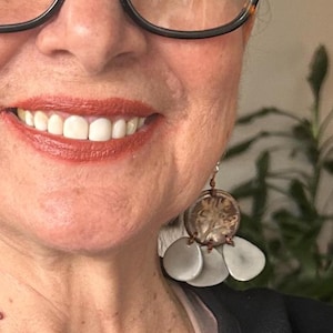 Pendientes de tagua grises con un toque bohemio, ligeros, hipoalergénicos y sostenibles.