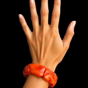 Handgemachter dicker Armreif in Orange