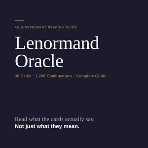 Könnte beinhalten: Eine marineblaue Grafik mit weißem Text, der "Lenormand Oracle" lautet. Der Text wird von dem Satz "An Independent Reading Guide" begleitet. Die Grafik besagt auch "36 Karten, 1.260 Kombinationen, Komplett-Guide."