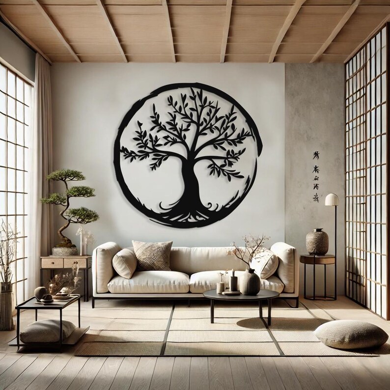 Peut inclure: D&eacute;coration murale en m&eacute;tal noir en forme d'arbre de vie avec un design circulaire. L'&oelig;uvre d'art est accroch&eacute;e &agrave; un mur blanc dans un salon avec un canap&eacute;, une table basse et des plantes.
