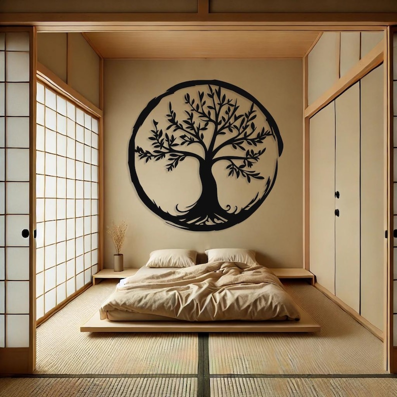 Peut inclure: Une d&eacute;coration murale en m&eacute;tal noir en forme d'arbre de vie dans un cadre circulaire, accroch&eacute;e &agrave; un mur beige dans une chambre avec un lit sur&eacute;lev&eacute; en bois et des portes coulissantes.