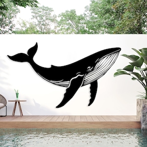 Può includere: Una silhouette nera di una balena con una pinna e una coda dettagliate, su uno sfondo bianco. La balena è posizionata come se stesse saltando fuori dall'acqua.