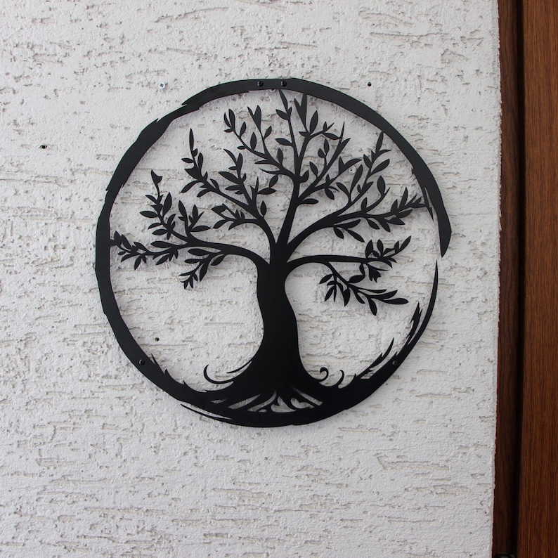 Peut inclure: D&eacute;coration murale en m&eacute;tal noir en forme d'arbre de vie avec un design circulaire. L'arbre a des branches et des racines complexes.