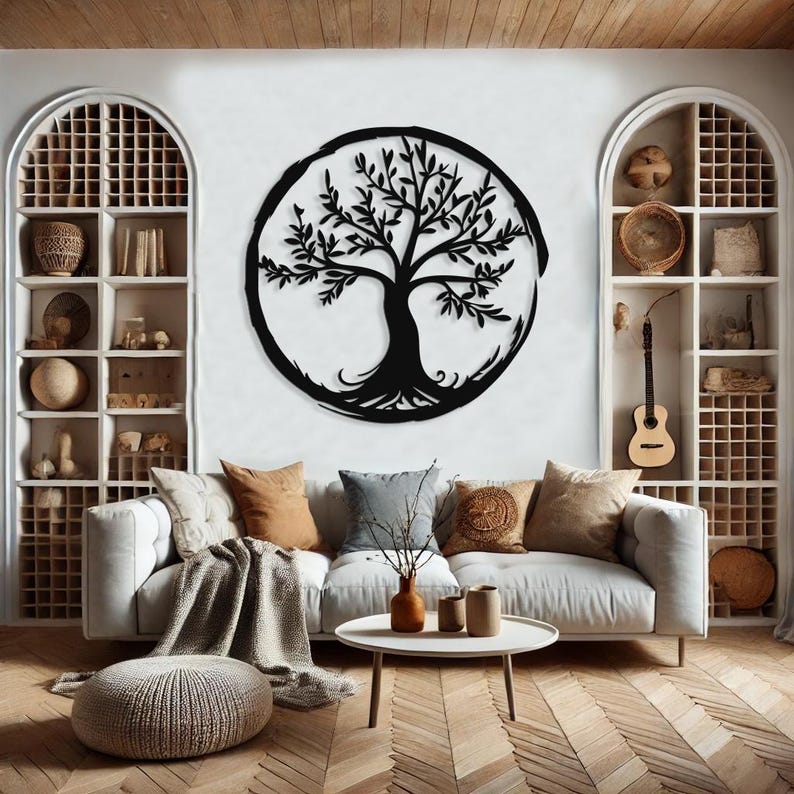 Peut inclure: D&eacute;coration murale en m&eacute;tal noir repr&eacute;sentant un arbre de vie. L'arbre est entour&eacute; d'un cercle et poss&egrave;de des branches et des racines complexes. L'&oelig;uvre d'art est expos&eacute;e sur un mur blanc dans un salon.