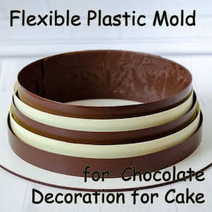 Puede incluir: Molde de plástico flexible para decoración de chocolate para pasteles. El molde está hecho de plástico marrón y blanco y está apilado en círculo.