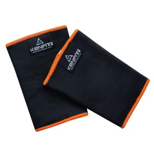 Puede incluir: Par de coderas negras con ribete naranja. Las coderas tienen el texto "KenFit" y el sitio web "www.kenfitdirect.co.uk" impreso en ellas.