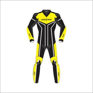 Puede incluir: Un mono de carreras negro y amarillo con detalles blancos. El traje tiene el texto "TEXT" en los brazos y las piernas, y "LOGO/TEXT" en el pecho. El diseño es aerodinámico, pensado para la velocidad.