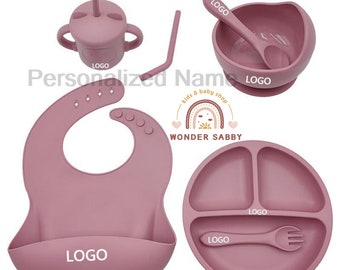 PERSONALISE Baby Name Fütterung Silikon Set 6 Stück | Baby Led Weaning Geschirr mit Lätzchen Löffel Gabel Saugnapf Teller Trinkbecher BPA frei