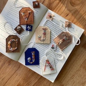 Cottagecore Teebeutel Lesezeichen | Personalisierte gestickte Blumeninitiale