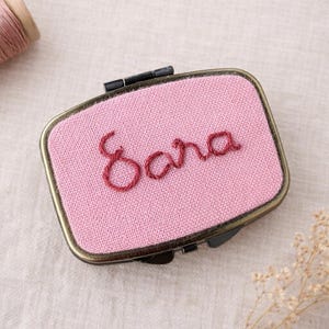 Personalisierte Pillendose, bestickter Leinen Pillenkasten, individuelles Namensgeschenk
