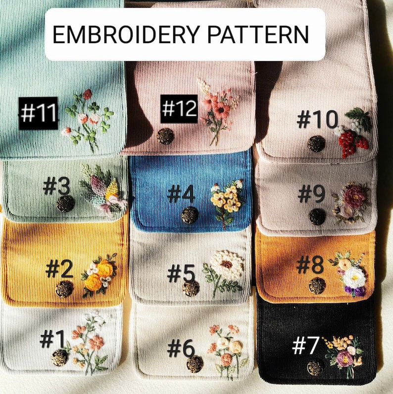 Pu&ograve; includere: Una collezione di pochette in velluto a coste di vari colori, ognuna con ricami floreali unici e una chiusura con bottone decorativo. Le pochette sono numerate e il testo "EMBROIDERY PATTERN" &egrave; in alto.