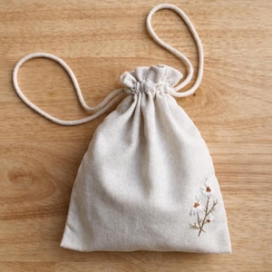 Bolsa de lino con cordón, personalizada, bordada con flores, para regalar a una niña de las flores con nombre personalizado.
