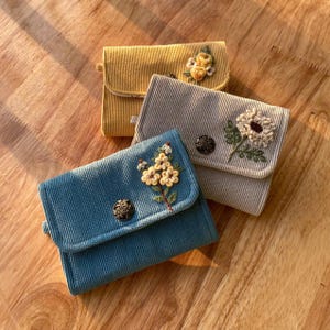 Cartera de pana personalizada con inicial / Monedero bordado personalizado / Cartera floral minimalista, regalo para ella