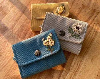 Cartera de pana personalizada con inicial / Monedero bordado personalizado / Cartera floral minimalista, regalo para ella