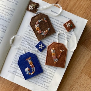 Handgeborduurde bladwijzer, bloemen theezakje viltontwerp, gepersonaliseerd cadeau