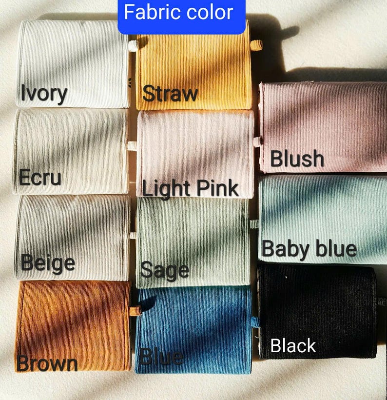 Pu&ograve; includere: Campioni di tessuto di velluto a coste in vari colori, tra cui avorio, paglia, rosa blush, azzurro e nero. Ogni campione &egrave; etichettato con il nome del colore, fornendo una guida visiva per la selezione del tessuto.