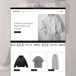 Puede incluir: Maqueta de sitio web con el texto "SHOPIFY THEME" en la parte superior. El sitio web presenta un diseño minimalista con la marca "NORMAL" y el lema: "Diseñado para combinar a la perfección moda con funcionalidad." Los productos destacados incluyen una sudadera con capucha negra, una camiseta gris y un pantalón de chándal gris.