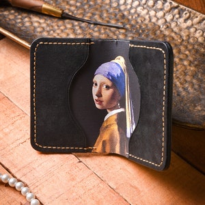 Monedero hecho a mano con tarjetero ''Special art series'', regalo para él, billetera, chica con un pendiente de perla