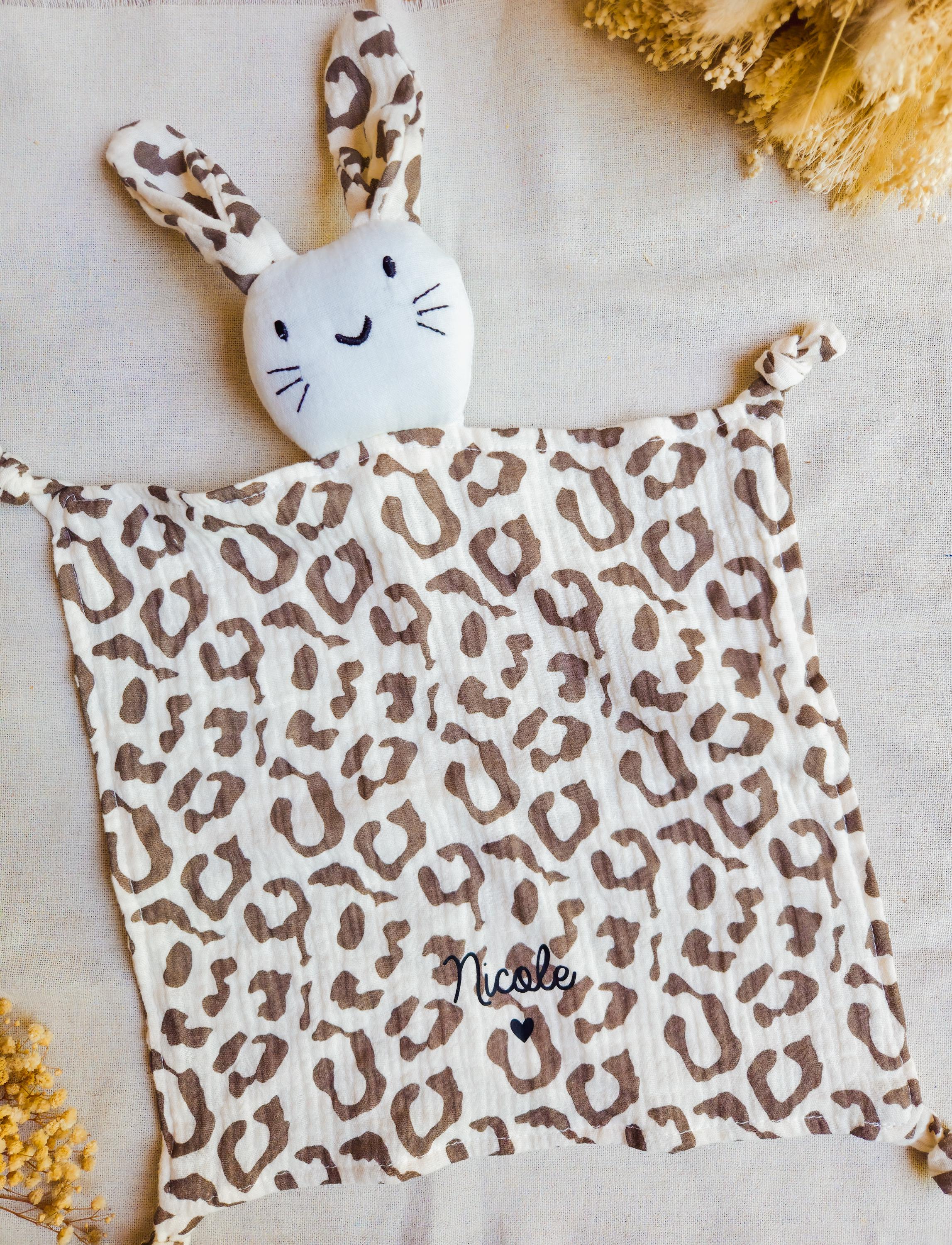 Doudou lapin jaune moutarde avec foulard : le compagnon idéal des petits câlins I Doudou et Compagnie