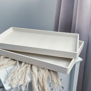 Kwadratowa betonowa taca ekspozycyjna: minimalistyczny wystrój domu