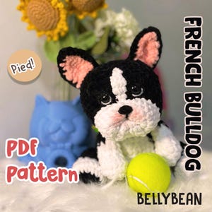 Może przedstawiać: Wzór na szydełku do amigurumi zabawki w kształcie francuskiego buldoga. Wzór jest dostępny jako plik PDF do pobrania. Zabawka jest czarno-biała z różowym nosem i trzyma żółtą piłkę tenisową.