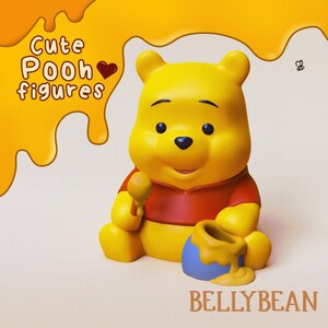 Puede incluir: Figura amarilla de Winnie the Pooh con una camisa roja, sosteniendo un cucharón de miel y junto a una olla de miel azul. La imagen incluye el texto "Cute Pooh figures" y "BELLYBEAN".