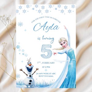 Pode incluir: Um convite de aniversário com Elsa e Olaf de Frozen. O texto diz: For the first time in forever, Ayla is turning 5, 7th February at 2 PM, 24 Any Were, St ABC, RSVP to Emma. O design inclui flocos de neve azuis sobre um fundo branco.
