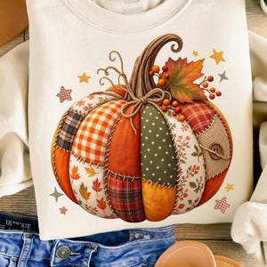 Lapptäckespumpa PNG, quiltad höstpumpa sublimering, Cottagecore höstclipart, rutig blommig pumpa PNG, höstskjortadesign