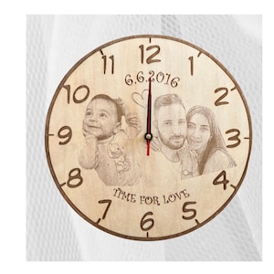 Puede incluir: Un reloj de madera con una foto personalizada de una familia. La esfera del reloj tiene números romanos y el texto "6.6.2016" y "TIME FOR LOVE".