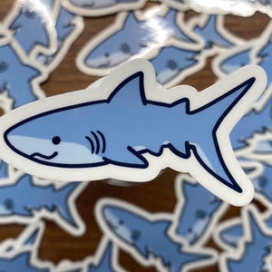 vinyle autocollant requin bleu | Animal marin chibi | Dessin animé mignon | Cadeau requin | autocollant de gobelet | Sticker pour ordinateur portable | Imperméable |